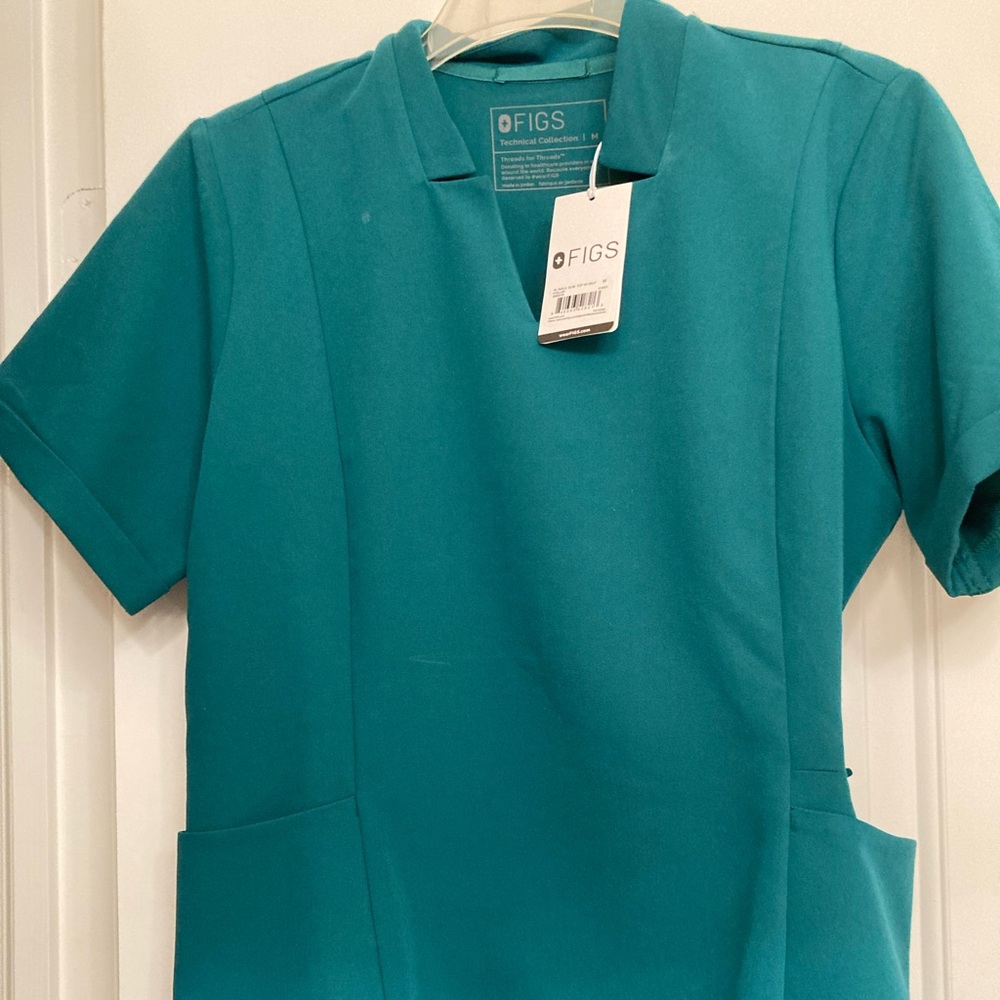 Figs NWT Inala slim fit hunter green scrub top size medium